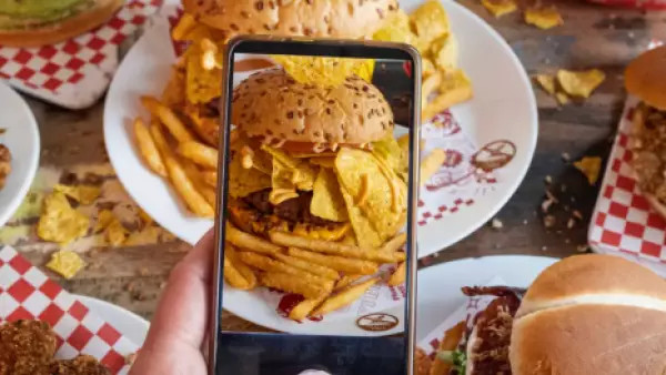 Ver comida en redes sociales podría reducir el apetito real
