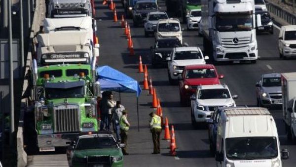 <p>Camioneros de Valparaíso suspenden paro del lunes tras reunión con Gobierno</p>Camioneros de Valparaíso suspenden paro del lunes tras reunión con Gobierno
