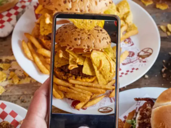 Ver comida en redes sociales podría reducir el apetito real