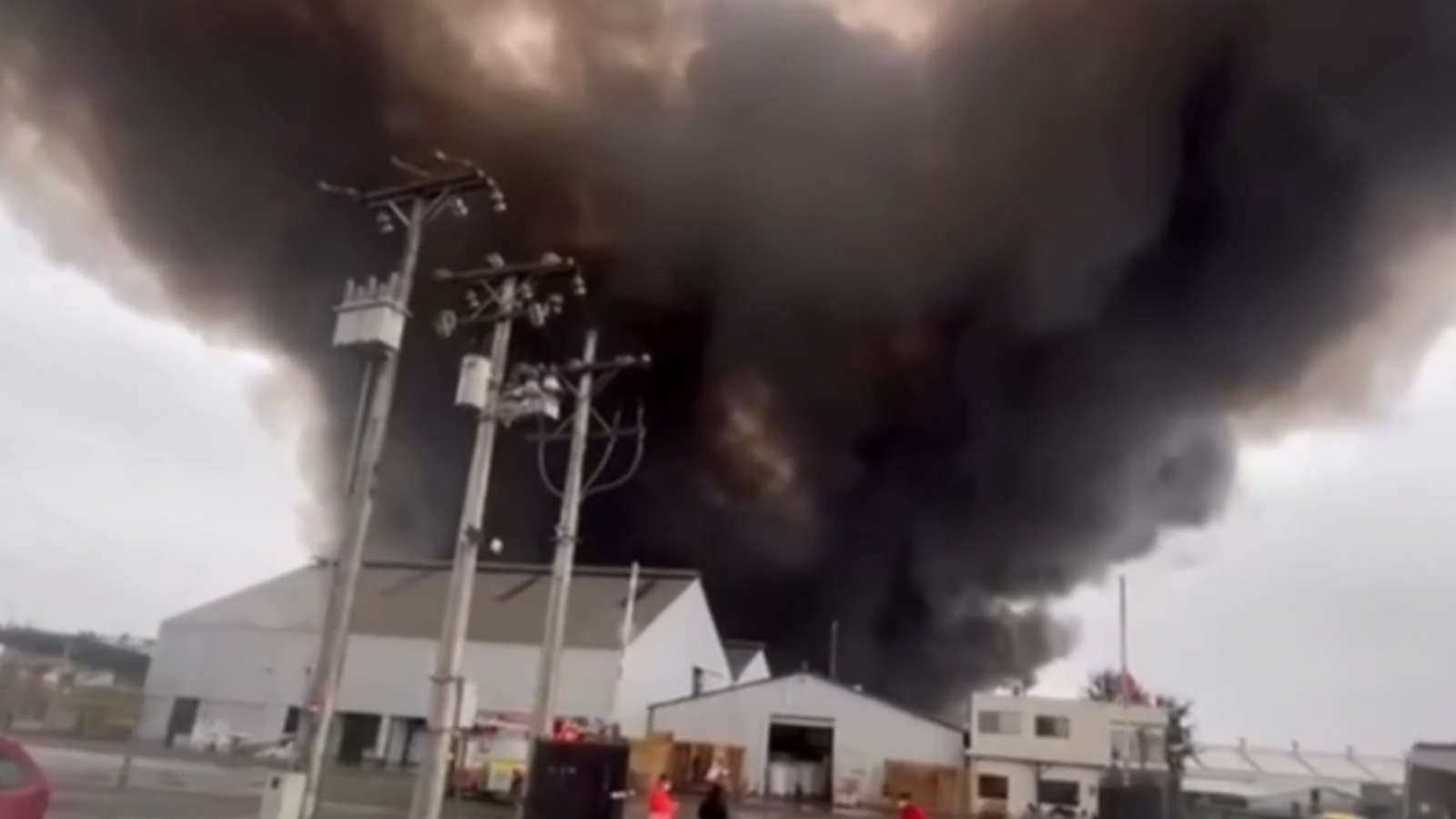 Gigantesco incendio afecta a bodegas de empresa de El Monte
