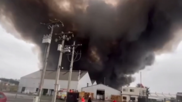 Gigantesco incendio afecta a bodegas de empresa de El Monte
