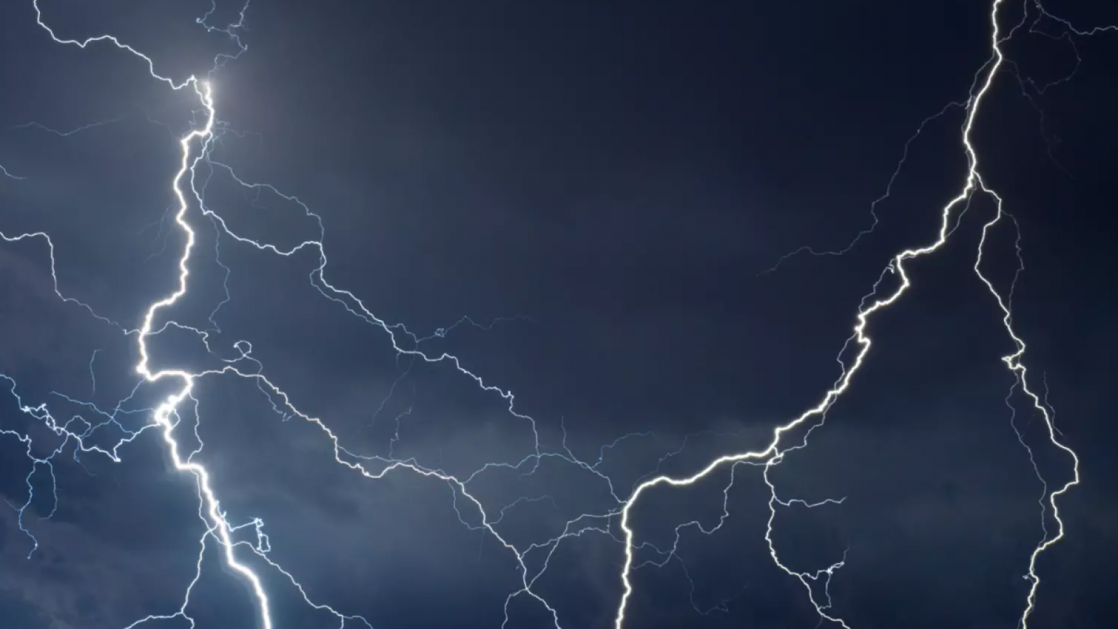 Emiten aviso por probables tormentas eléctricas para tres regiones
