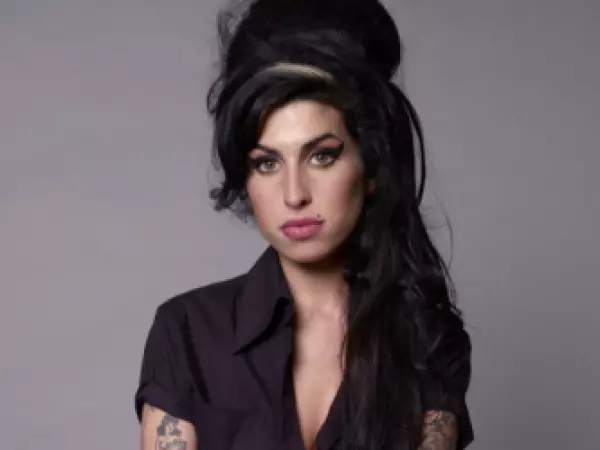 Padre de Amy Winehouse pierde juicio ante amigas de su hija