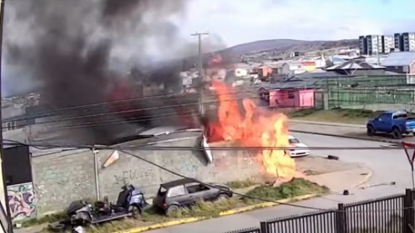 El momento exacto de explosión que destruyó taller mecánico en Punta Arenas
