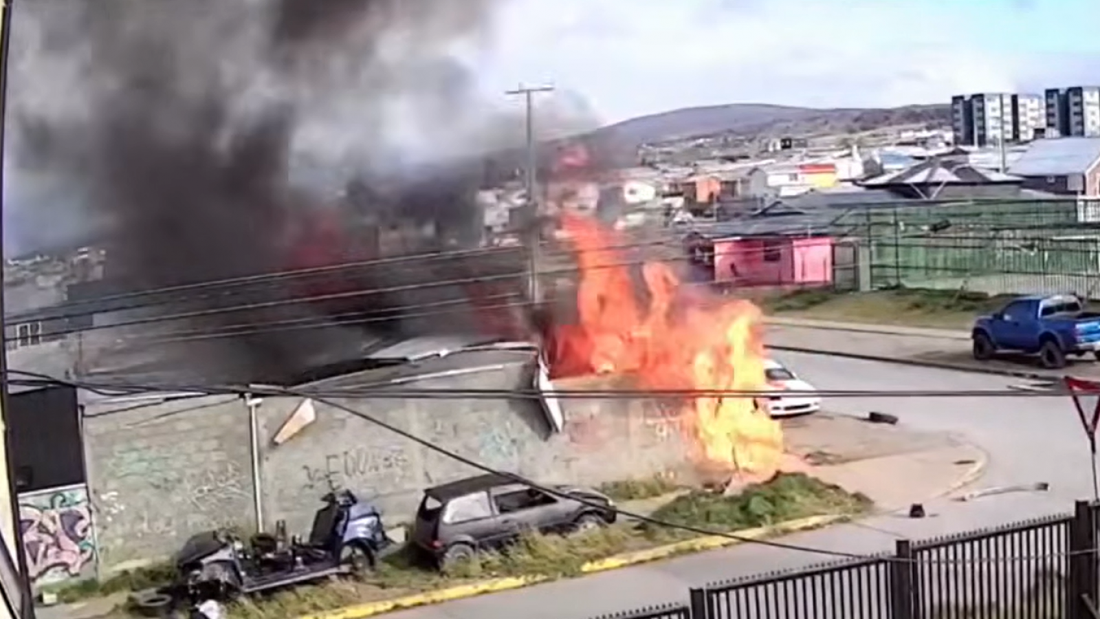 El momento exacto de explosión que destruyó taller mecánico en Punta Arenas

