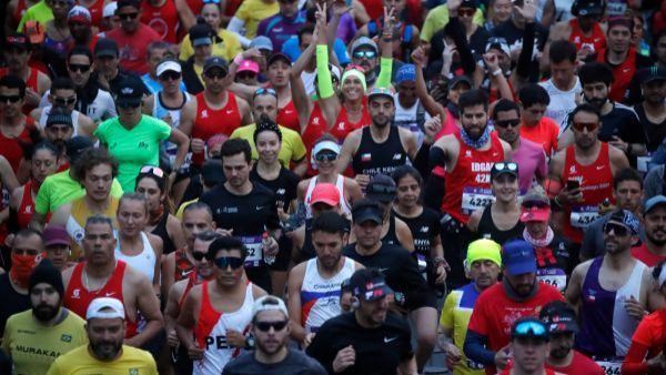 <p>Runners corriendo en la Maratón de Santiago.</p>Maratón de Santiago 2026: Los alimentos y la preparación física para marcar la diferencia
