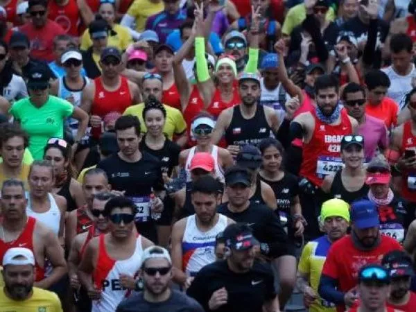 Runners corriendo en la Maratón de Santiago.