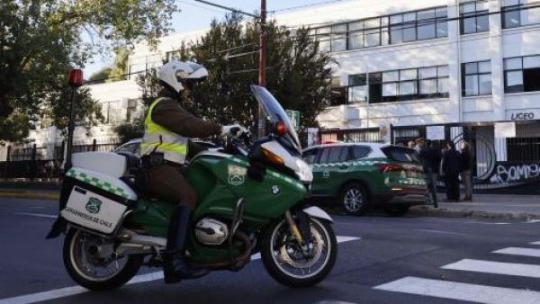 <p>Un detenido en liceo de Providencia tras lanzamiento de bengalas y hallazgo de molotov</p>Un detenido en liceo de Providencia tras lanzamiento de bengalas y hallazgo de molotov
