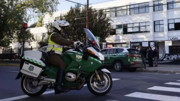 Un detenido en liceo de Providencia tras lanzamiento de bengalas y hallazgo de molotov