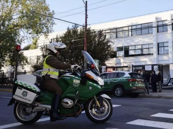 Un detenido en liceo de Providencia tras lanzamiento de bengalas y hallazgo de molotov