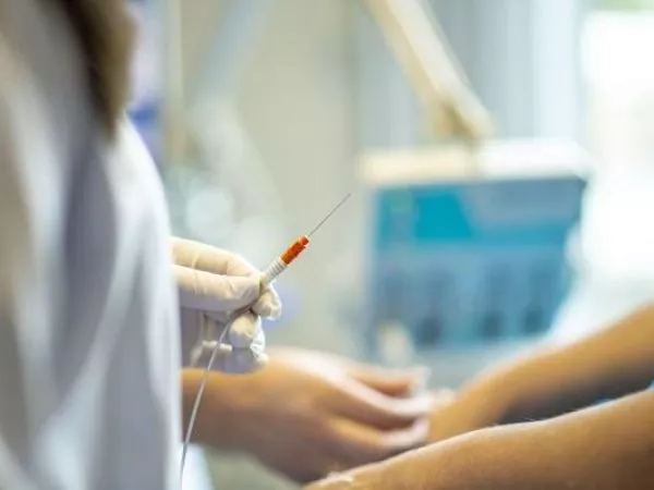 Enfermera recibirá millonaria indemnización tras ser acusada falsamente de retrasar traslado de pacientes críticos