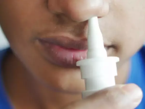 Spray nasal podría frenar el envejecimiento del cerebro