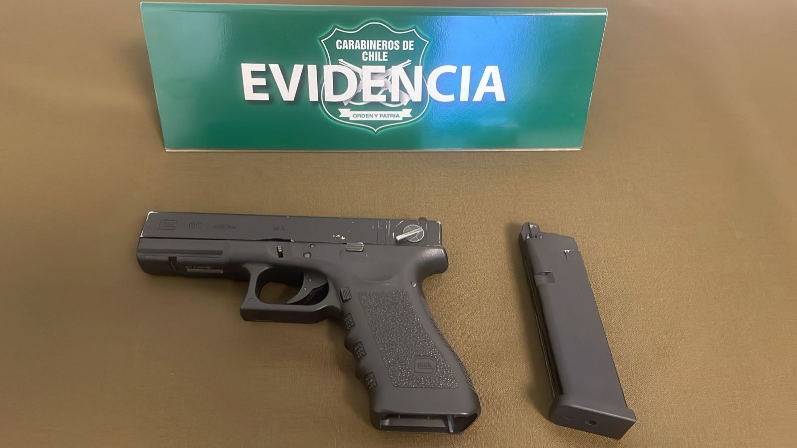 <p>Carabineros detiene a adolescente que se dirigía a colegio con un arma</p>
