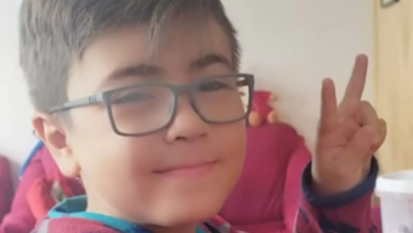 Familia acusa que niño falleció luego de comer una hamburguesa en local de Curanilahue
