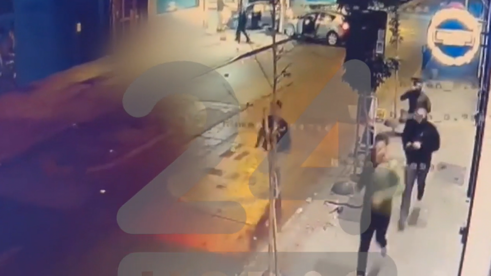 Escaparon y no ayudaron a víctima: El video clave del violento choque protagonizado por carabineros
