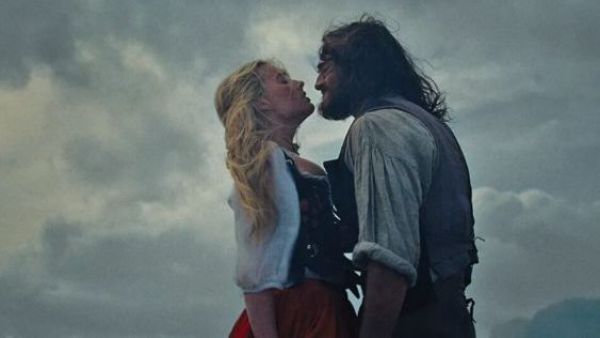 "Cumbres Borrascosas" de Emerald Fennell ya tiene fecha de estreno en HBO Max
