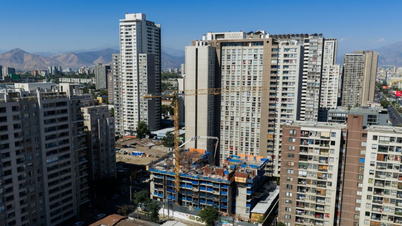 Estudios revelan fuertes alzas de gastos comunes en Santiago
