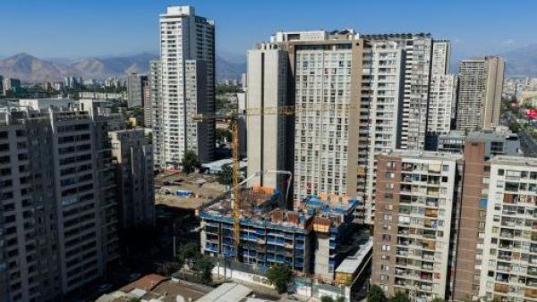 Estudios revelan fuertes alzas de gastos comunes en Santiago
