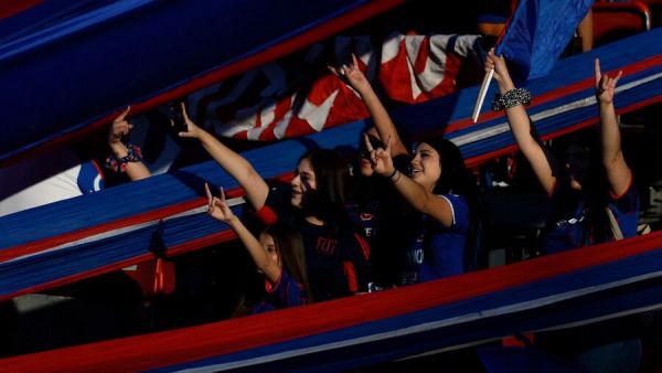 ¿Dirigido a la U? El llamativo mensaje que publicó la UC al llegar al Estadio Nacional
