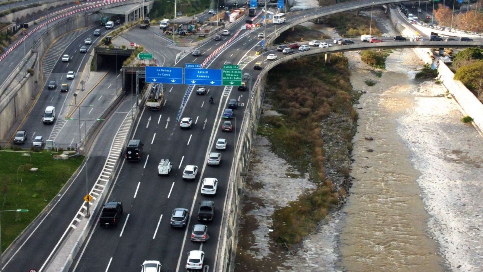 Municipalidad de Vitacura se querella contra 41 conductores por "piques" ilegales
