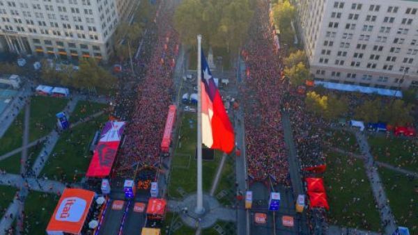 Mira si saliste en la transmisión: Revive el Maratón de Santiago 2026 por TVN

