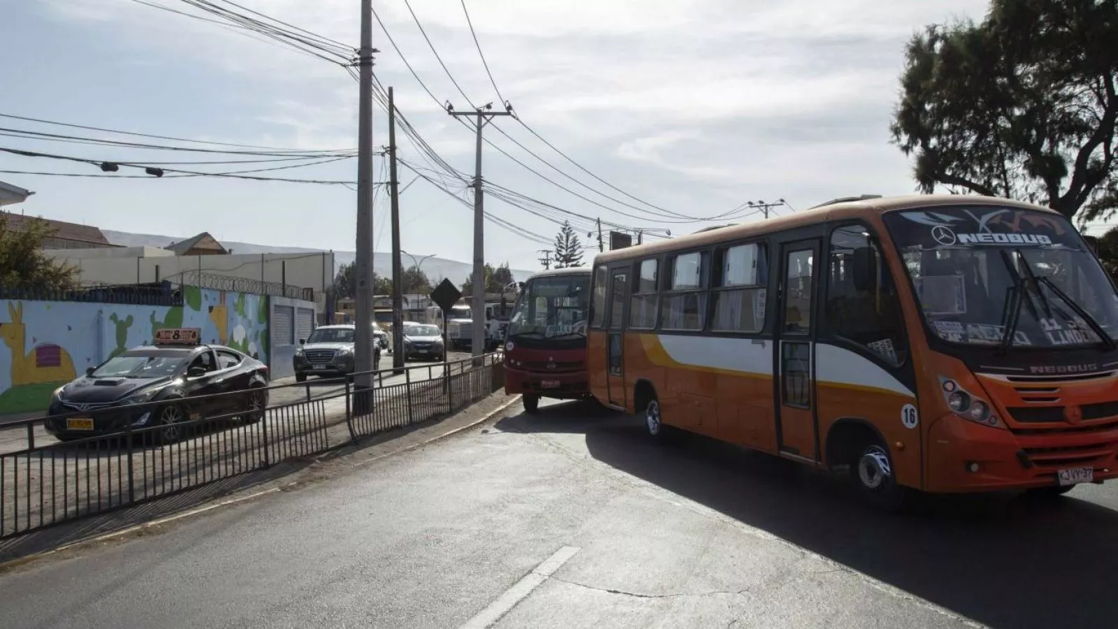 Conductores de microbuses inician paro en Marga Marga por alza de combustibles