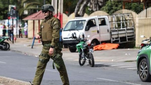 <p>Carabineros abatió a delincuente en persecución por camión robado en Pudahuel</p>Carabineros abatió a delincuente en persecución por camión robado en Pudahuel
