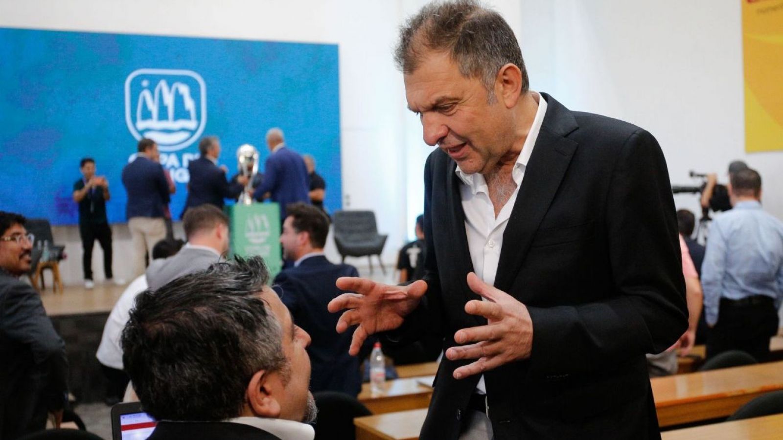 Remezón en Colo Colo: Dos históricos directores dejarían sus cargos en ByN tras OPA de Mosa

