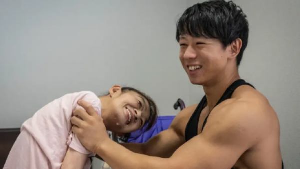<p>Japón usa culturistas para paliar su crisis de cuidadores</p>Japón usa culturistas para paliar su crisis de cuidadores
