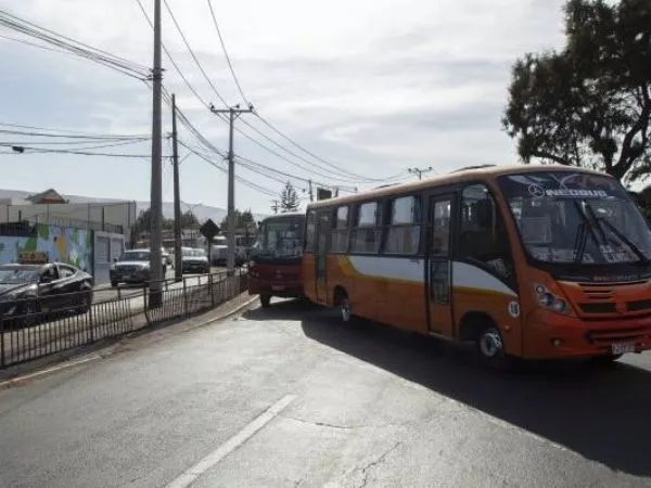 Conductores de microbuses inician paro en Marga Marga por alza de combustibles
