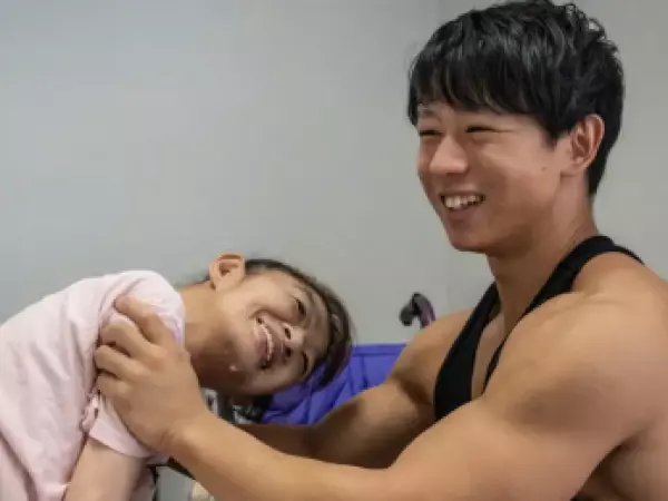 Japón usa culturistas para paliar su crisis de cuidadores