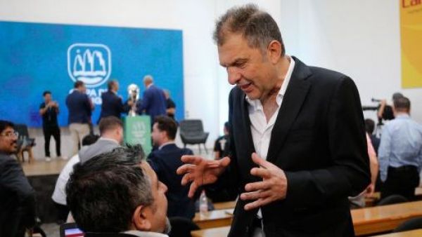 Remezón en Colo Colo: Dos históricos directores dejarían sus cargos en ByN tras OPA de Mosa
