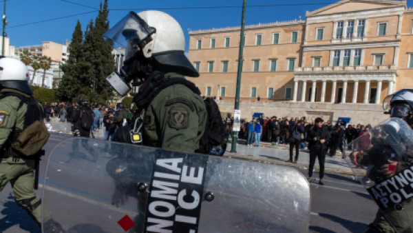 <p>No pudo cobrar su pensión: Anciano de 89 años baleó a 4 personas en Atenas</p>No pudo cobrar su pensión: Anciano de 89 años baleó a 4 personas en Atenas
