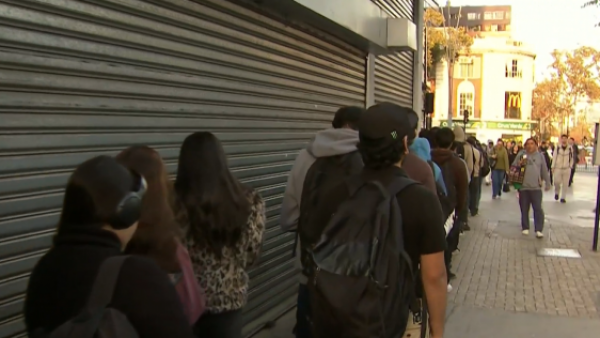 Descontento entre pasajeros: Las razones de la enorme fila esperando micro en Providencia
