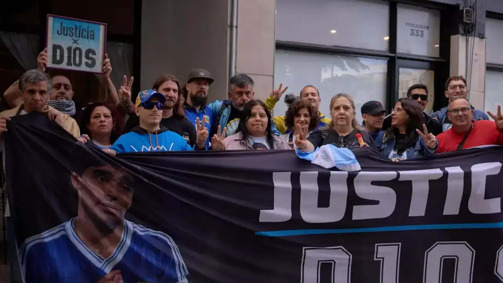 Abogado y hermanas de Maradona a juicio por lucro con marcas