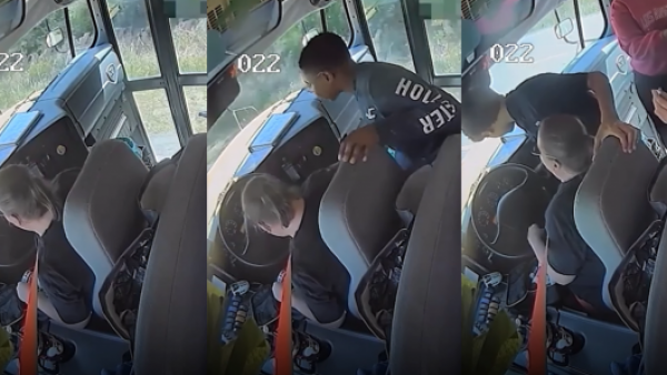 <p>Adolescentes detienen bus escolar tras desmayo de conductor en EE.UU.</p>Adolescentes detienen bus escolar tras desmayo de conductor en EE.UU.
