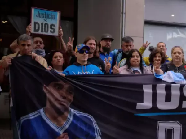 Abogado y hermanas de Maradona a juicio por lucro con marcas
