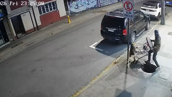 Registran a ladrón robando tapa subterránea en Concepción

