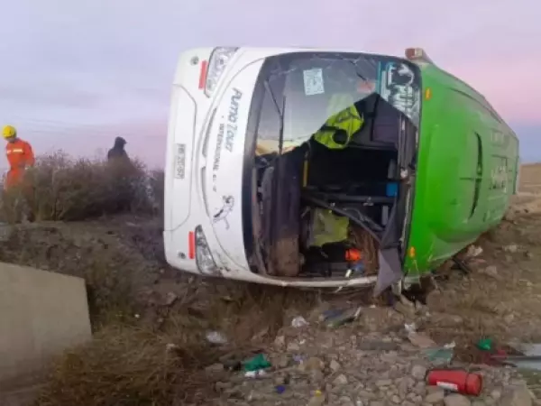 Nueve muertos tras volcamiento de bus chileno en Bolivia