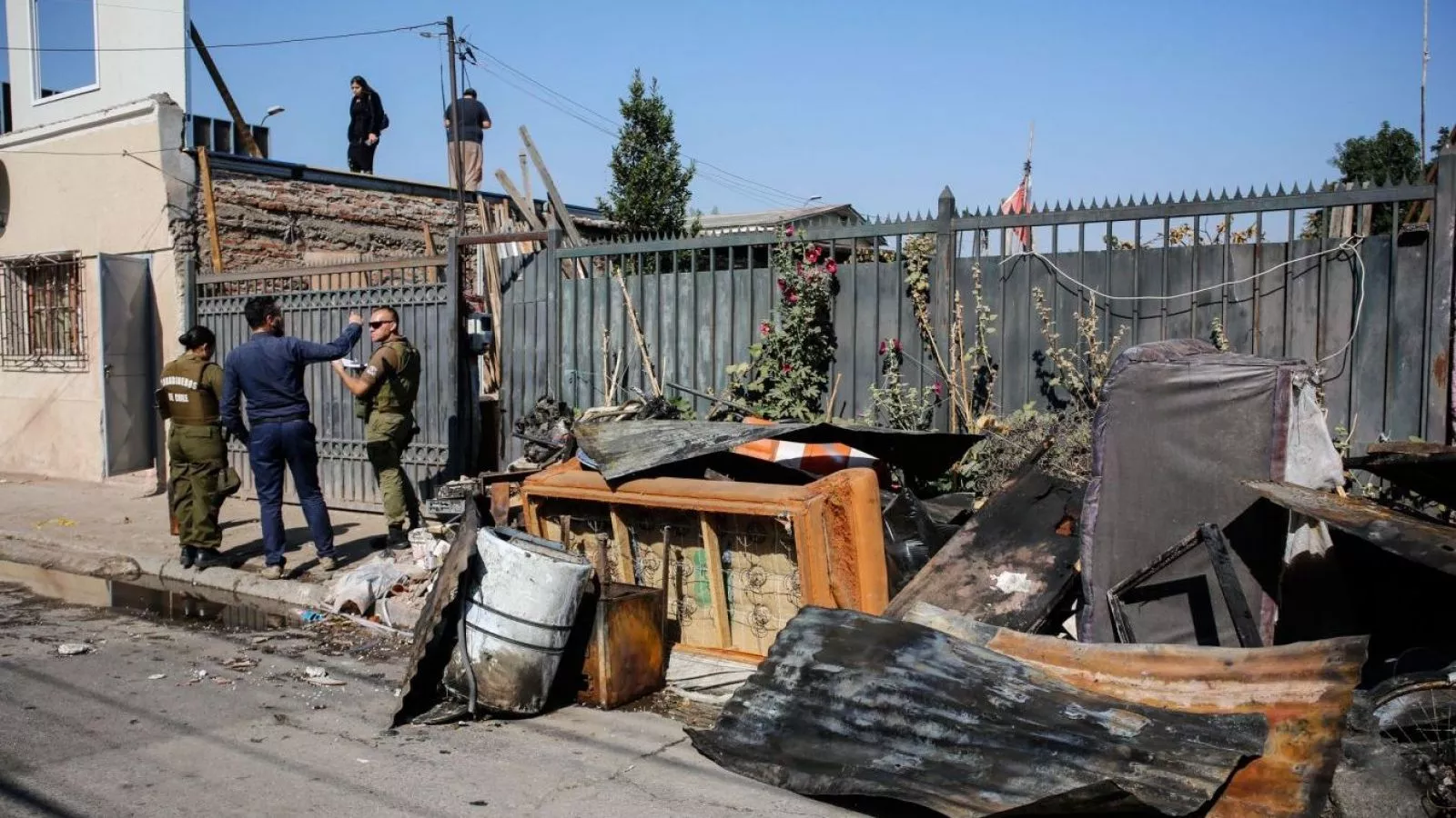 Dos adultos mayores fallecen en incendio tras explosión en la comuna de Conchalí