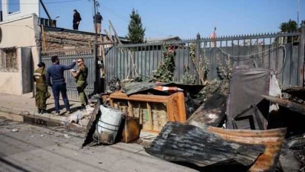 <p>Dos adultos mayores fallecen en incendio tras explosión en la comuna de Conchalí</p>Dos adultos mayores fallecen en incendio tras explosión en la comuna de Conchalí
