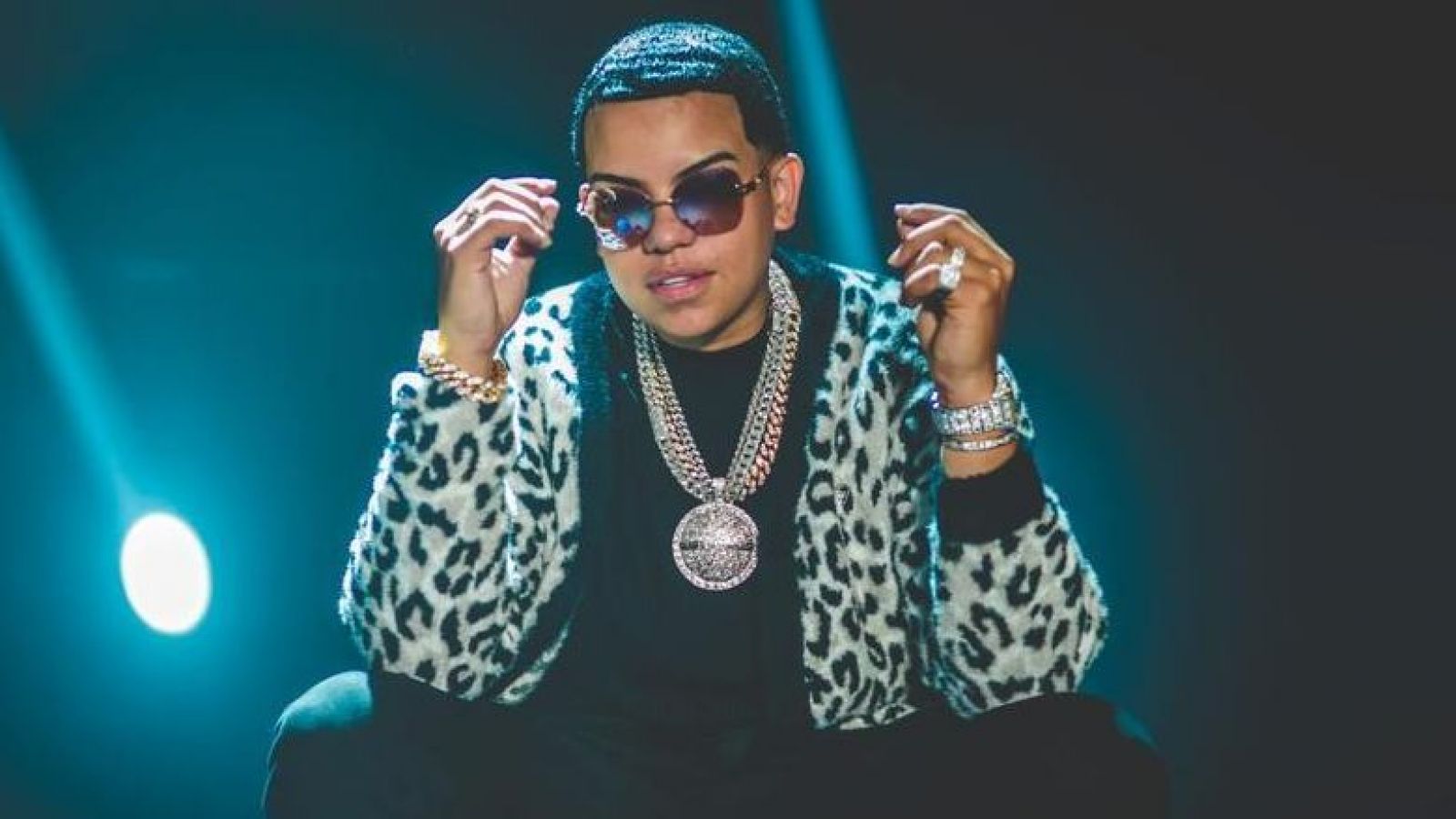 <p>J Álvarez conquistó Santiago en una noche marcada por los clásicos del reggaetón</p>
