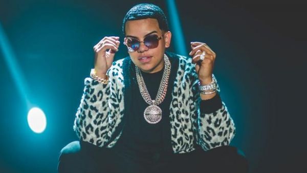 <p>J Álvarez conquistó Santiago en una noche marcada por los clásicos del reggaetón</p>J Álvarez conquistó Santiago en una noche marcada por los clásicos del reggaetón
