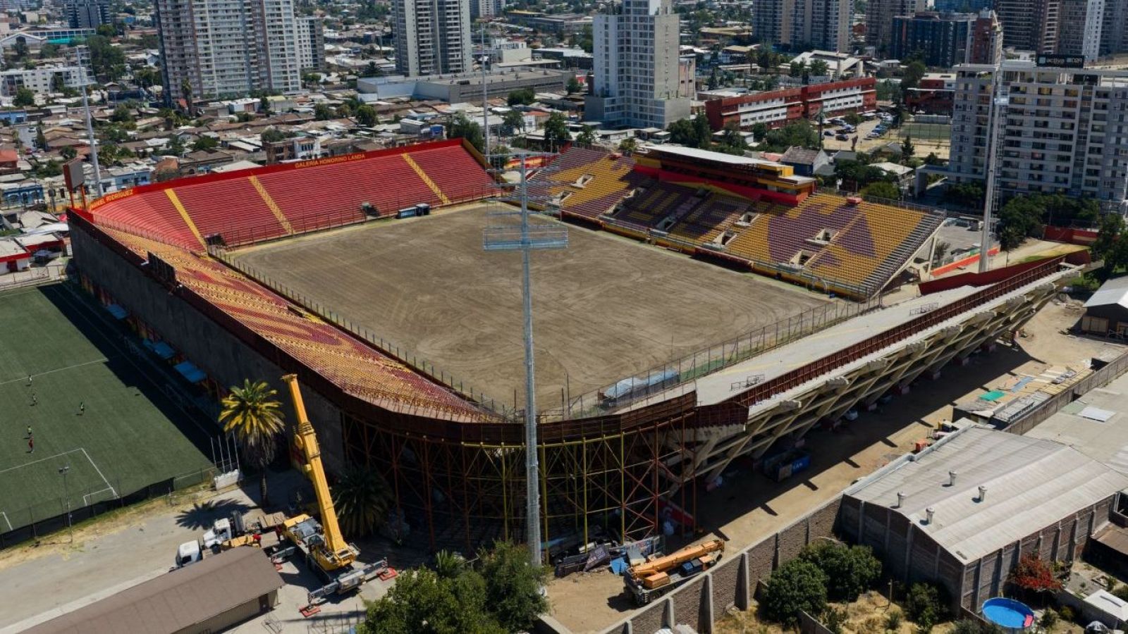 Alcalde de Independencia "raya la cancha" por remodelación del Estadio Santa Laura
