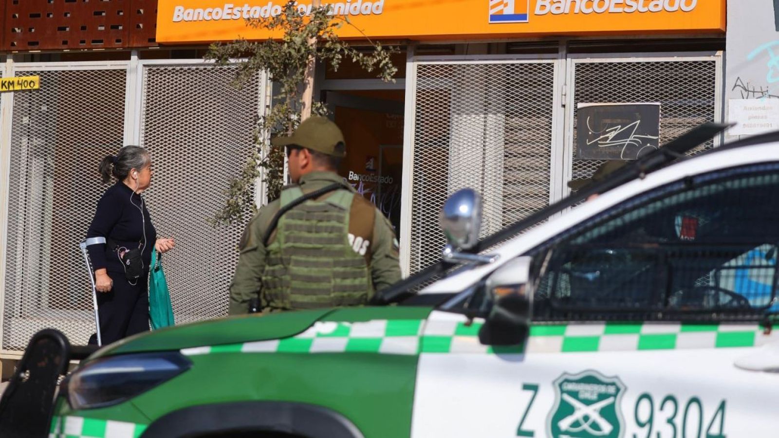 <p>Delincuentes con overoles blancos intentan robar sucursal bancaria en Conchalí</p>
