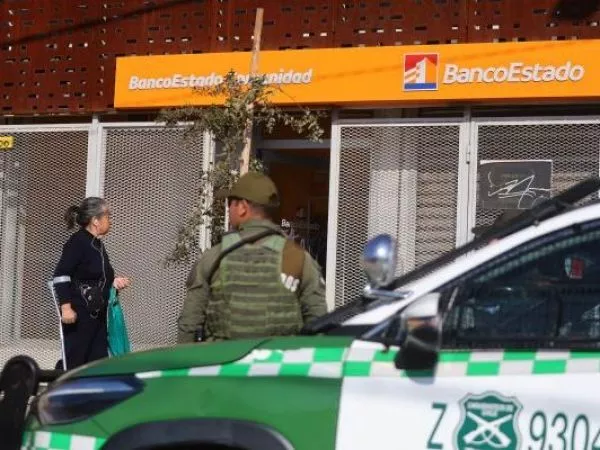 Delincuentes con overoles blancos intentan robar sucursal bancaria en Conchalí