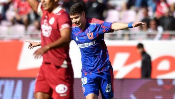 "No está ni para tercera división": el "apuntado" de los hinchas en goleada de Universidad de Chile en Copa de la Liga
