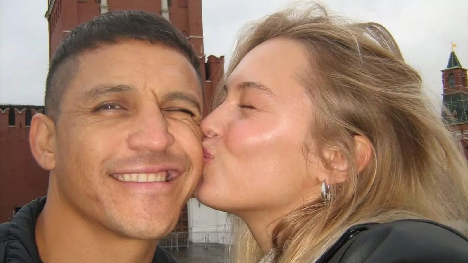 La tierna imagen de Alexandra Litvinova tras heroico gol de Alexis Sánchez
