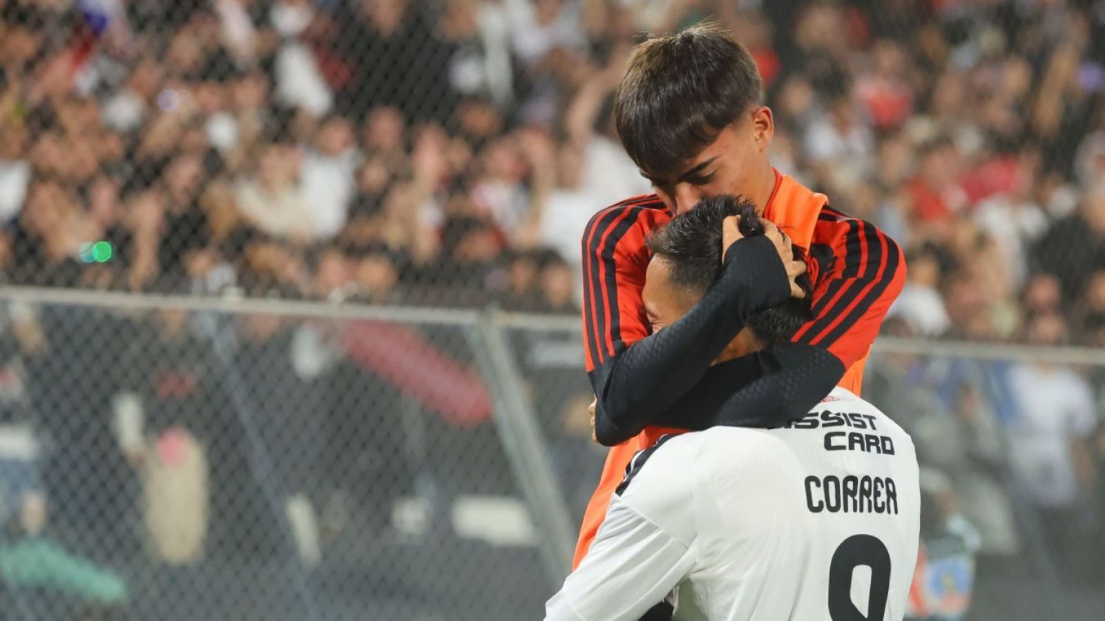 Todos se dieron cuenta: ¿Quién era el joven que celebró junto a Javier Correa en victoria de Colo Colo?
