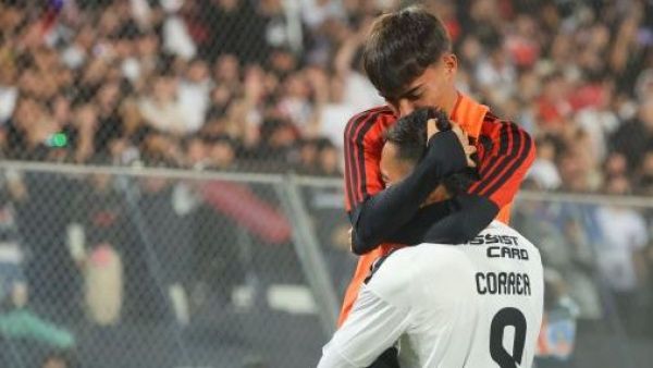 Todos se dieron cuenta: ¿Quién era el joven que celebró junto a Javier Correa en victoria de Colo Colo?
